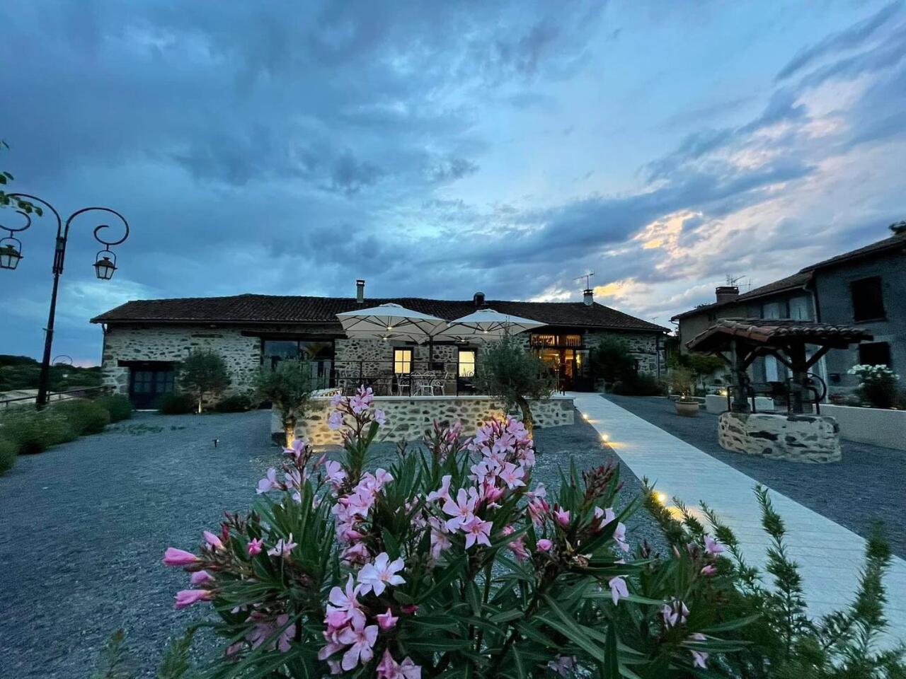 Villa Tagibao Avec Piscine Chauffee Et Spa Lesterps Buitenkant foto
